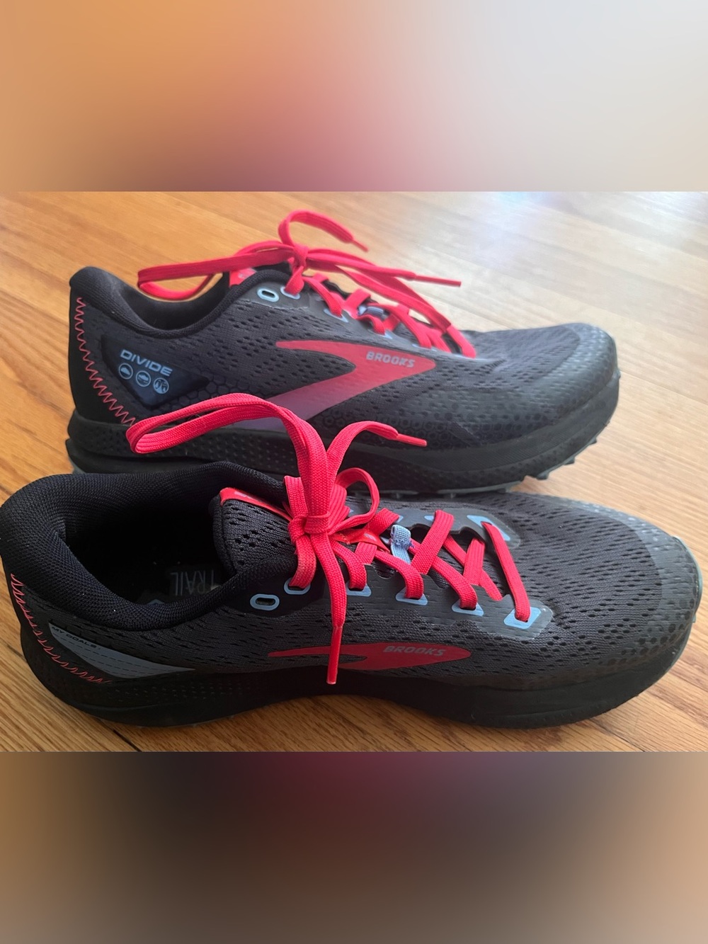 Brooks Divide 3 Women’s Black/Diva Pink Lace-Up Low Top Sneaker Size 8.5